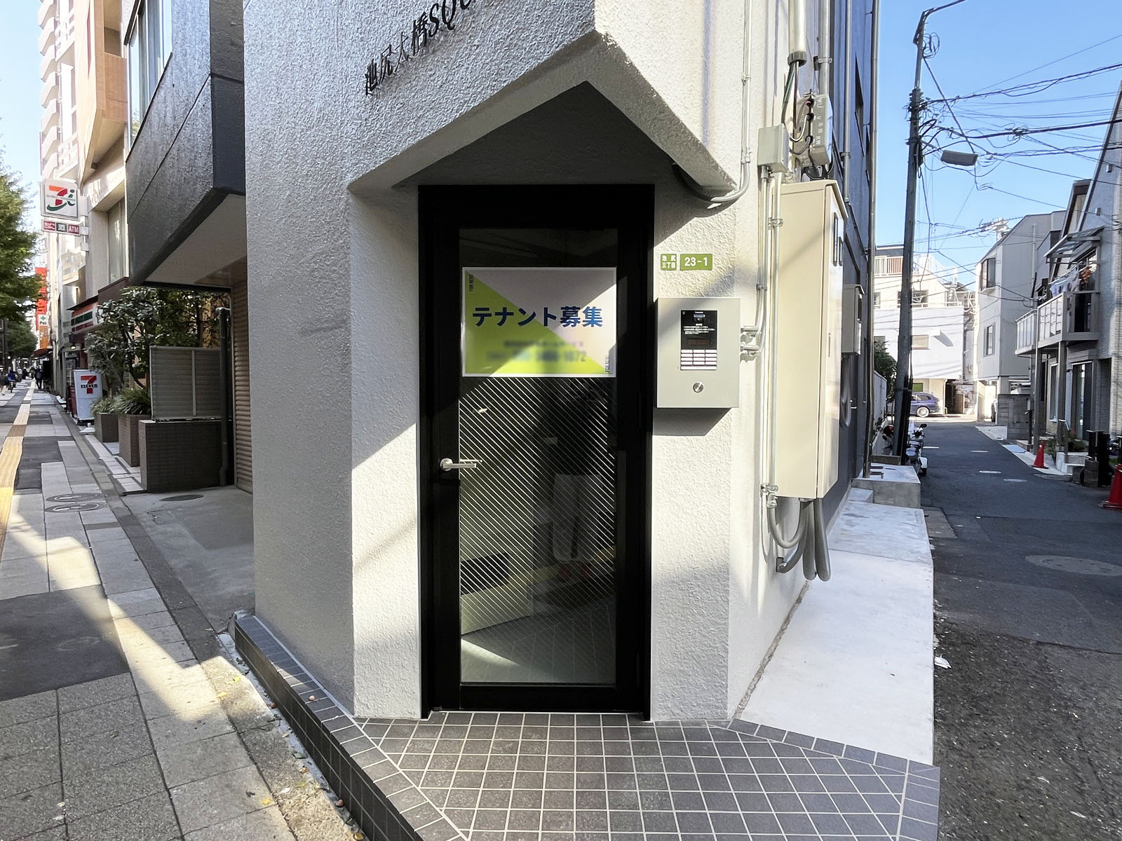 オフィスビル出入口