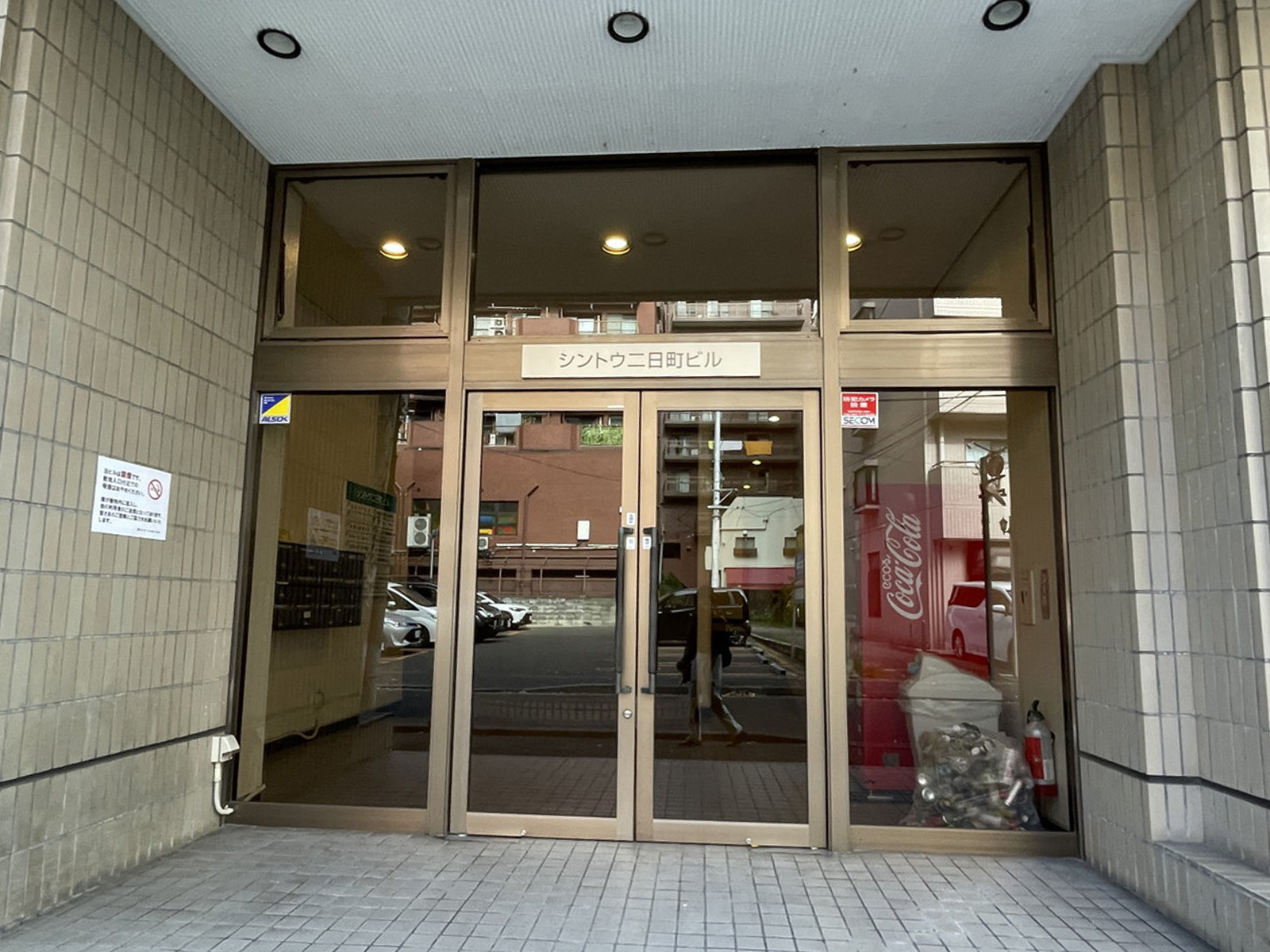 オフィスビル出入口