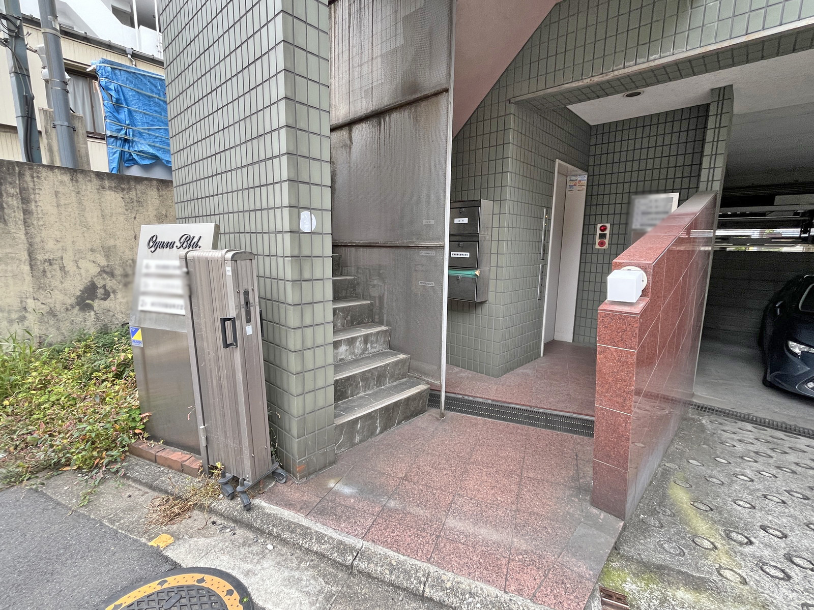 オフィスビル出入口
