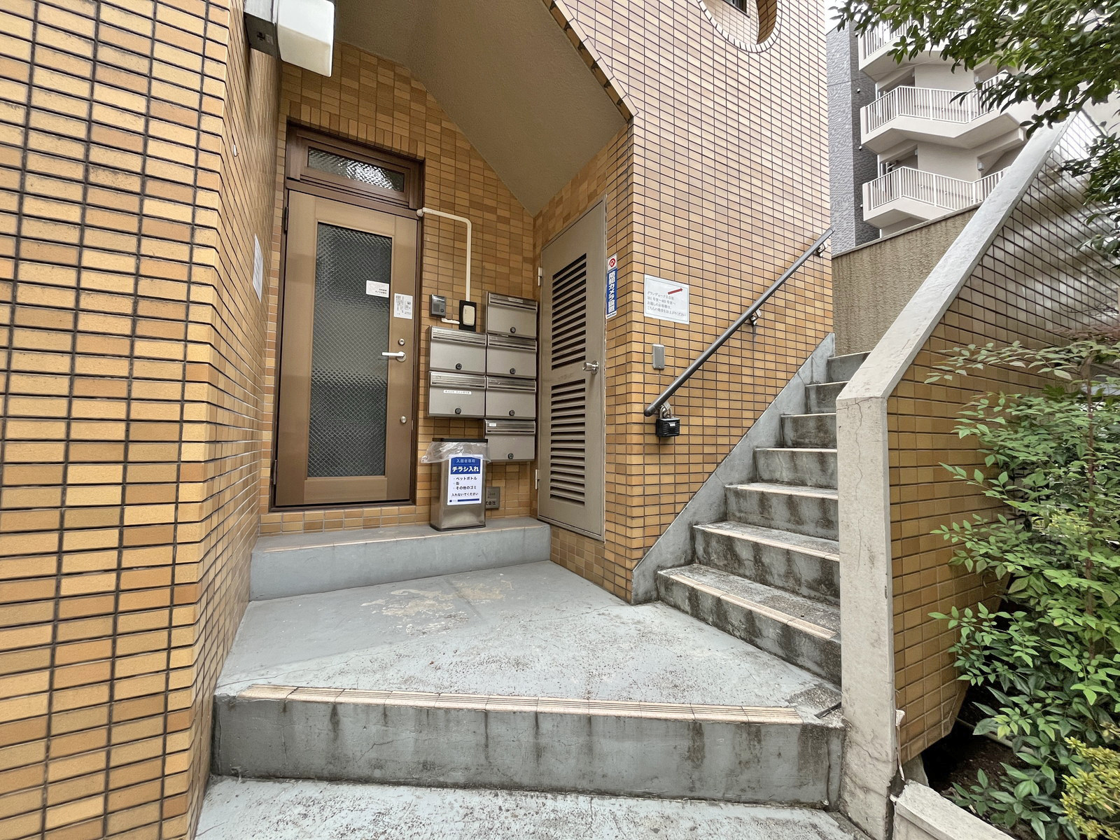 オフィスビル出入口