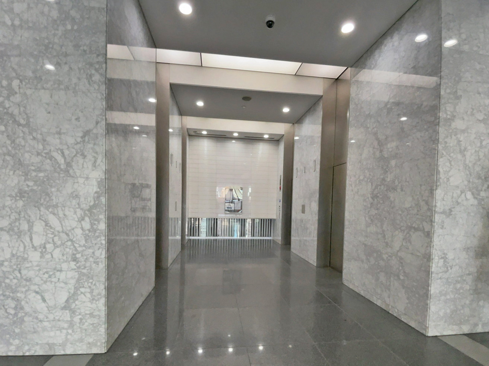 エレベーター(4基)