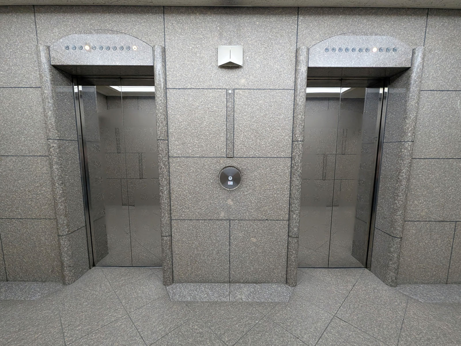 エレベーター(2基)