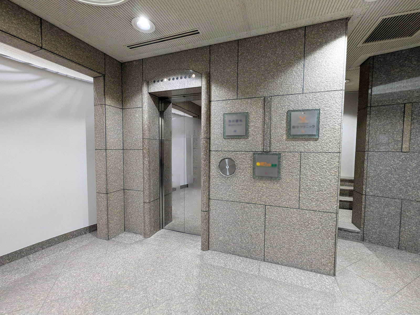 奥のエレベーター(1基)