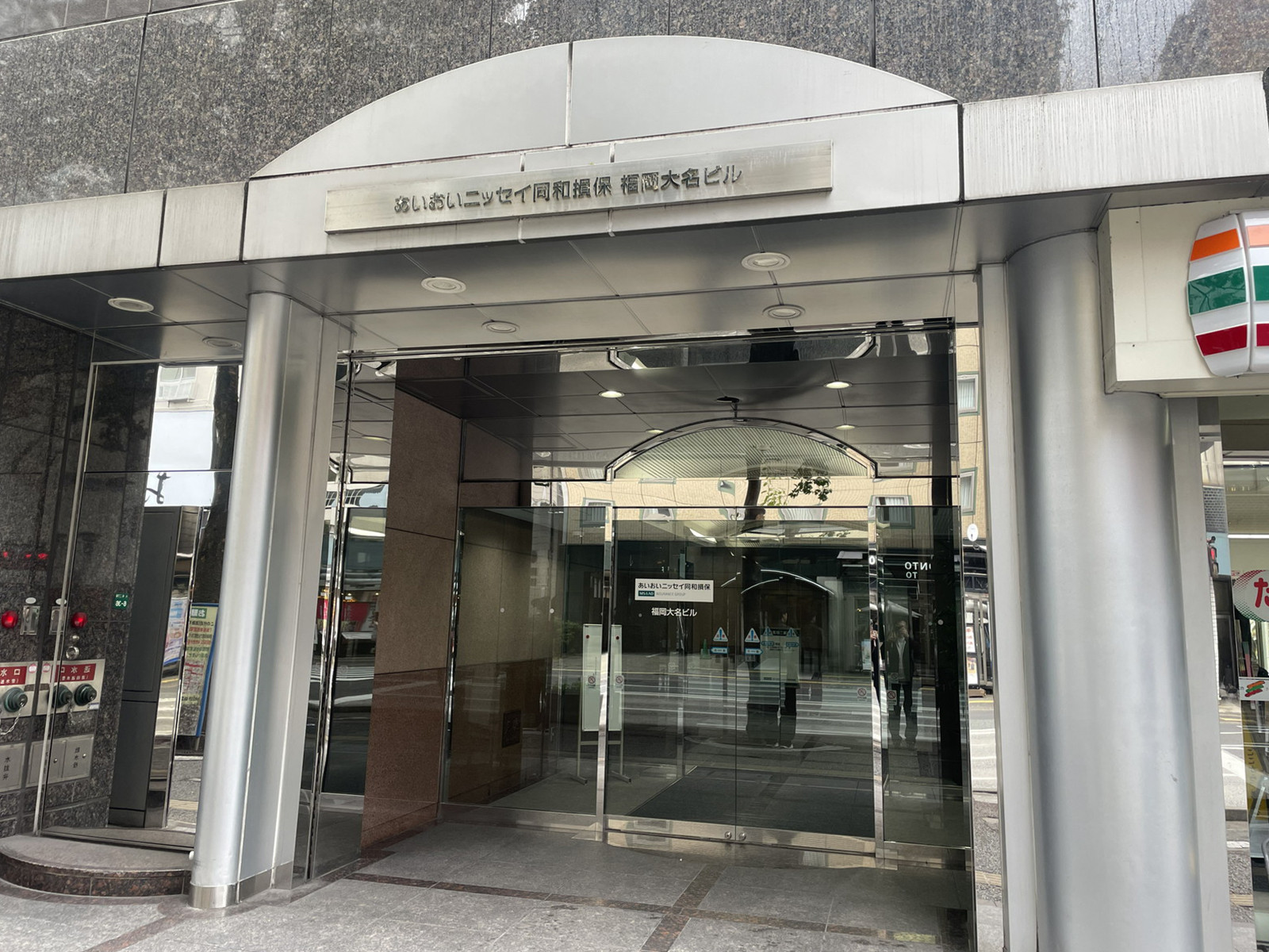 オフィスビル出入口