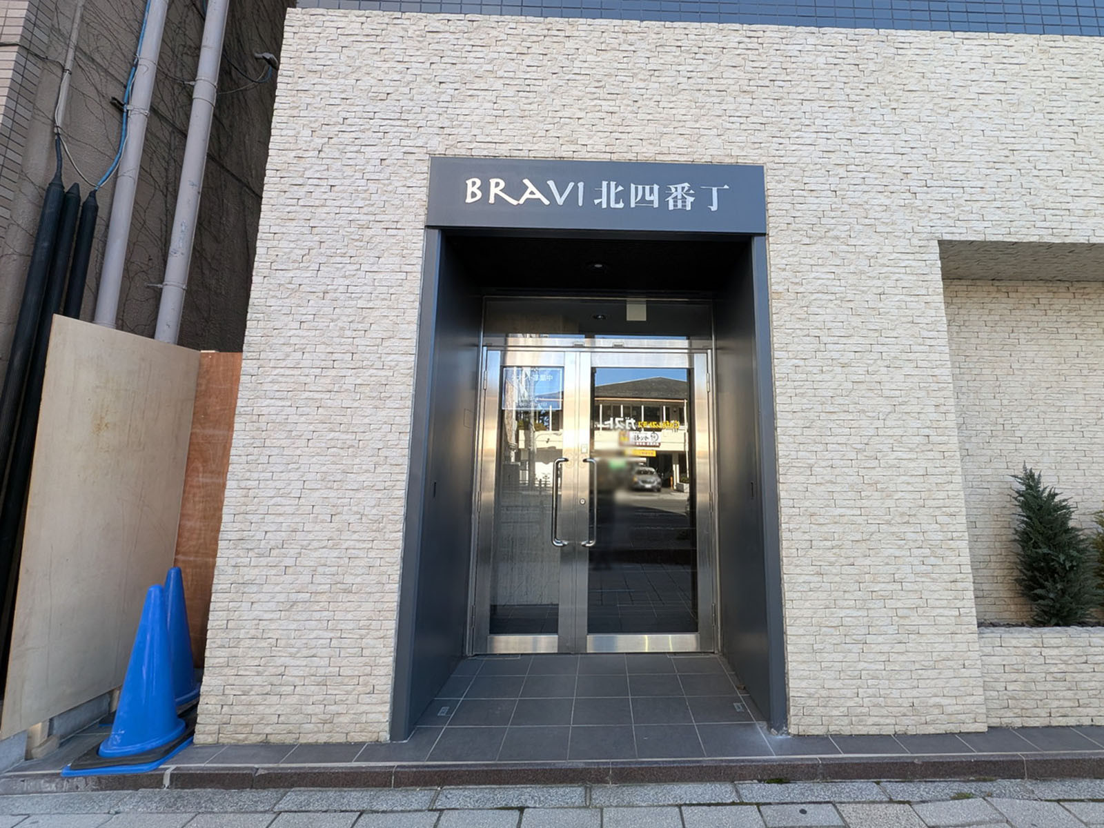 オフィスビル出入口