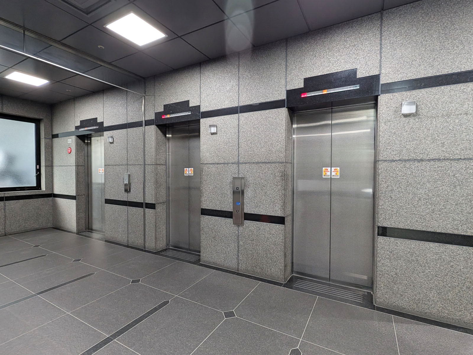 エレベーター(3基)