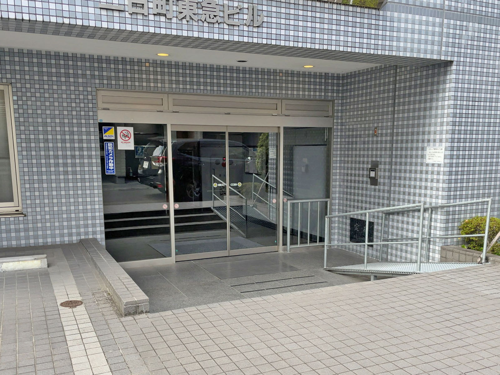 オフィスビル出入口