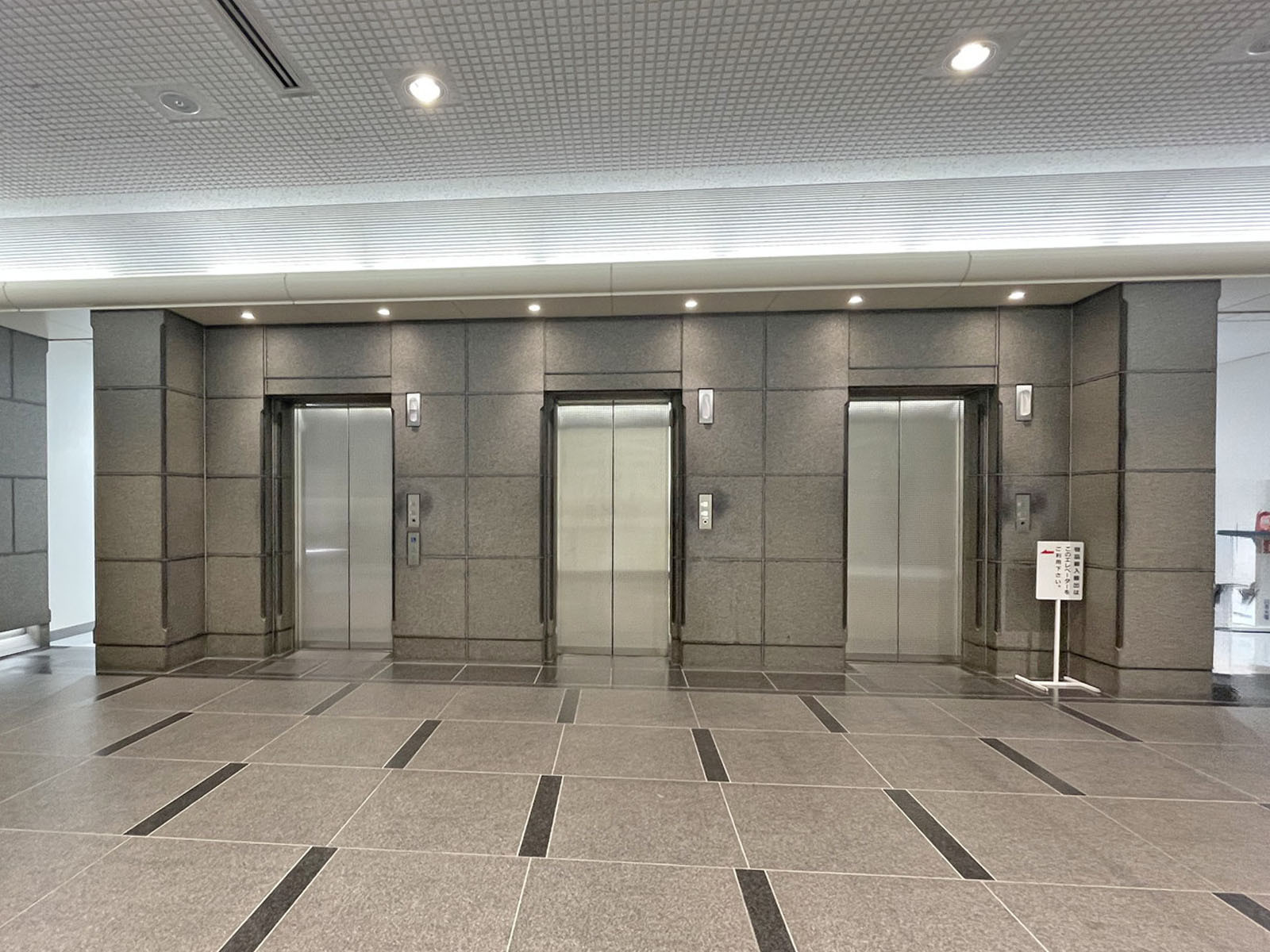 エレベーター(3基)