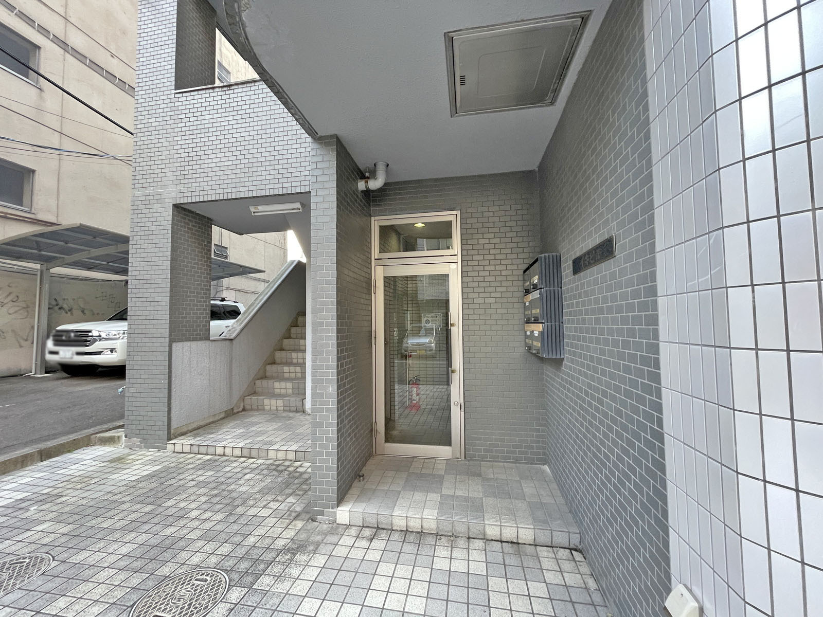 オフィスビル出入口