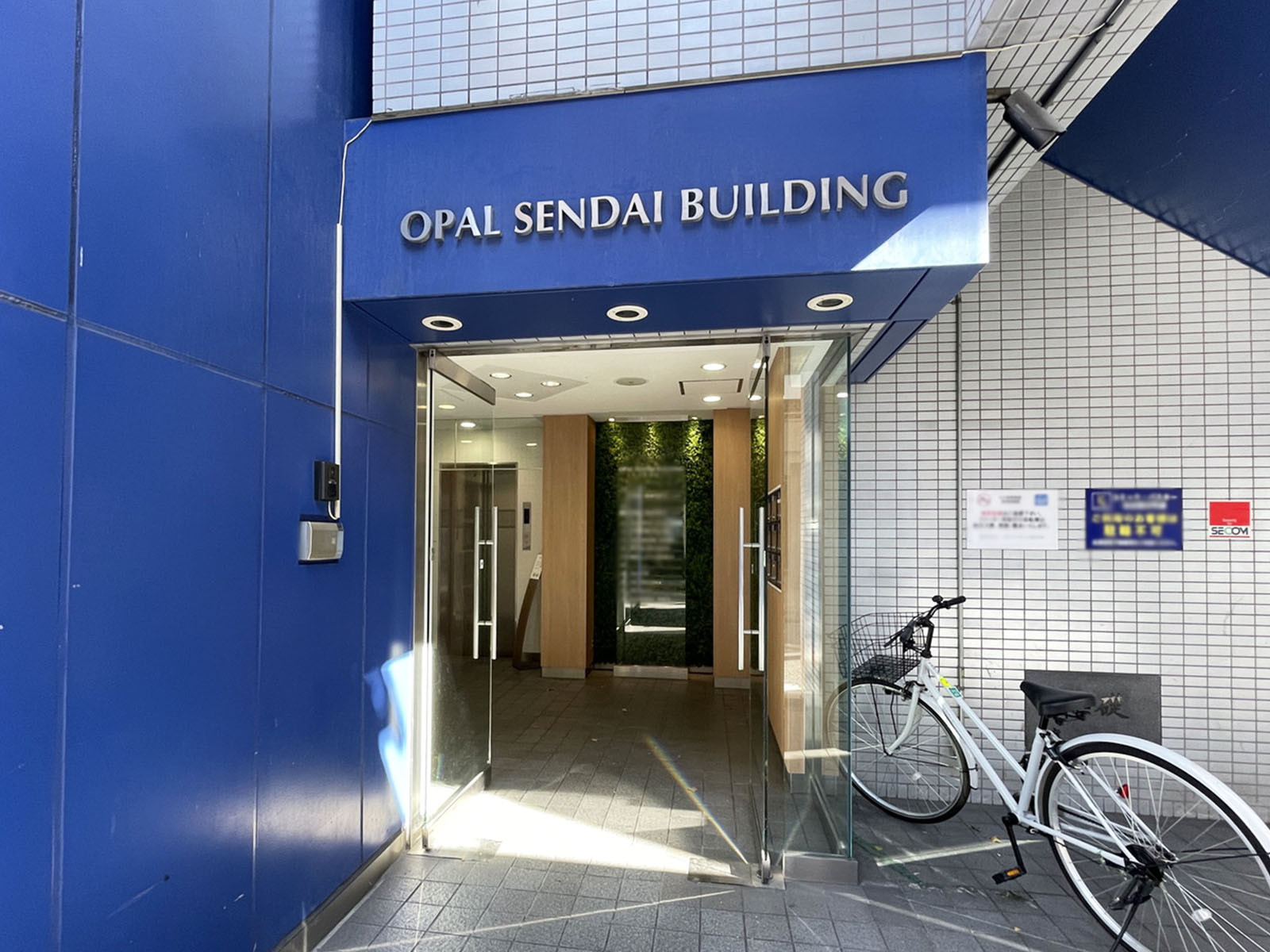 オフィスビル出入口