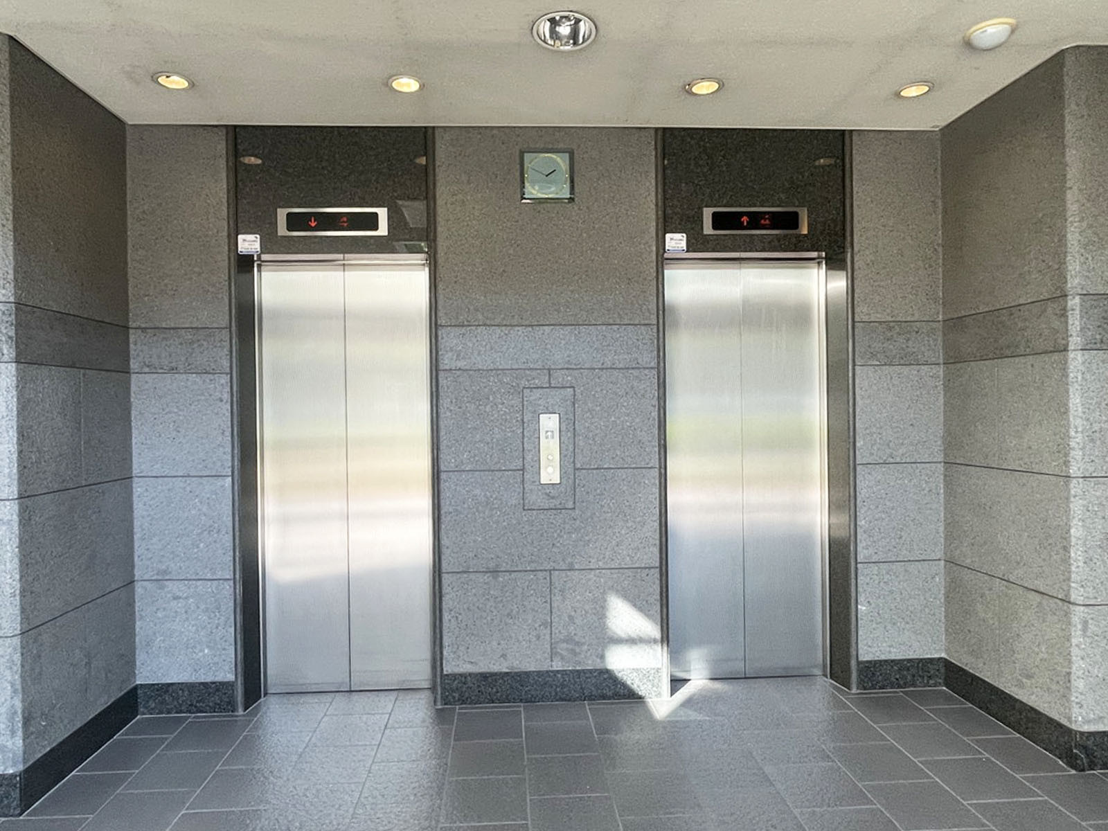 エレベーター(2基)