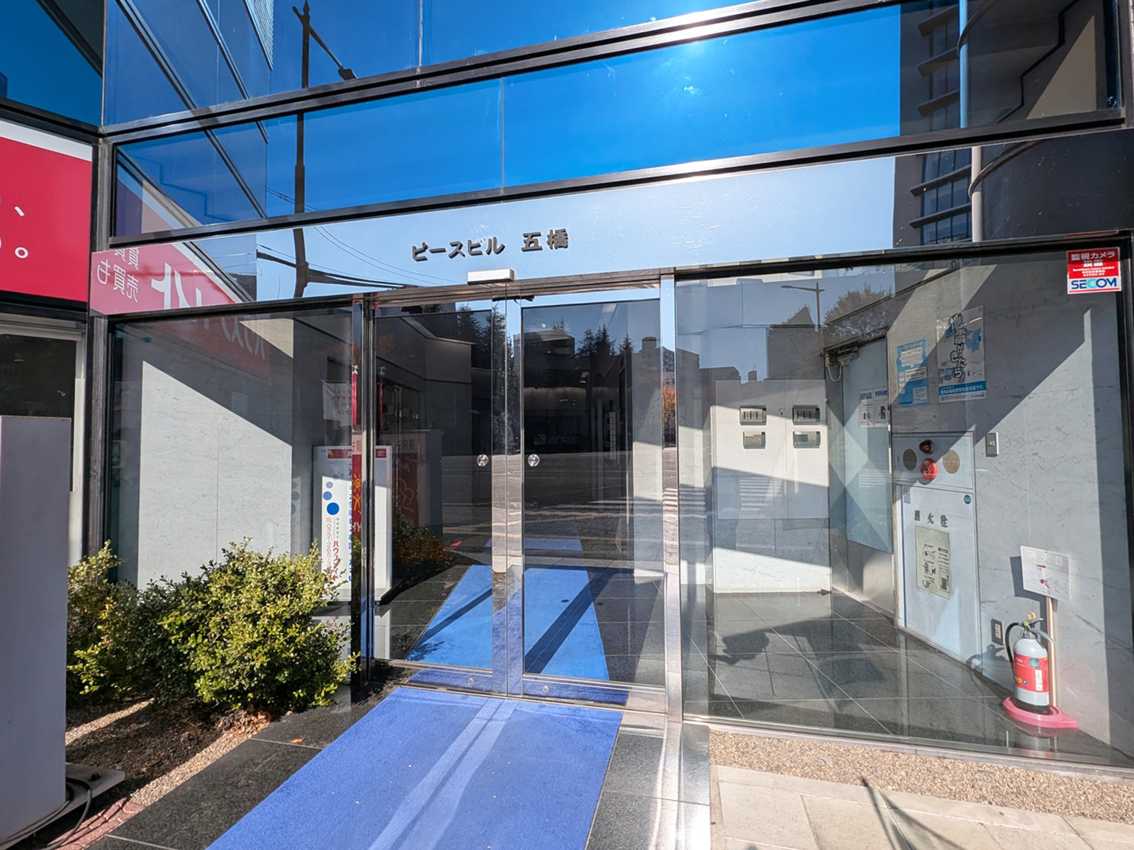 オフィスビル出入口