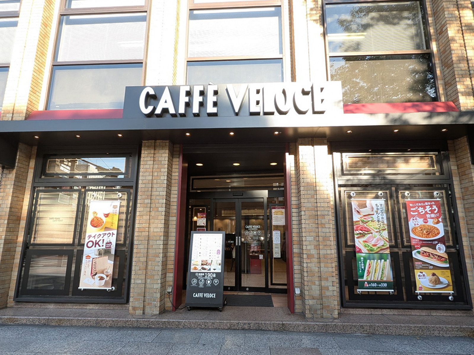 1階のカフェ・ベローチェ 仙台広瀬通駅前店