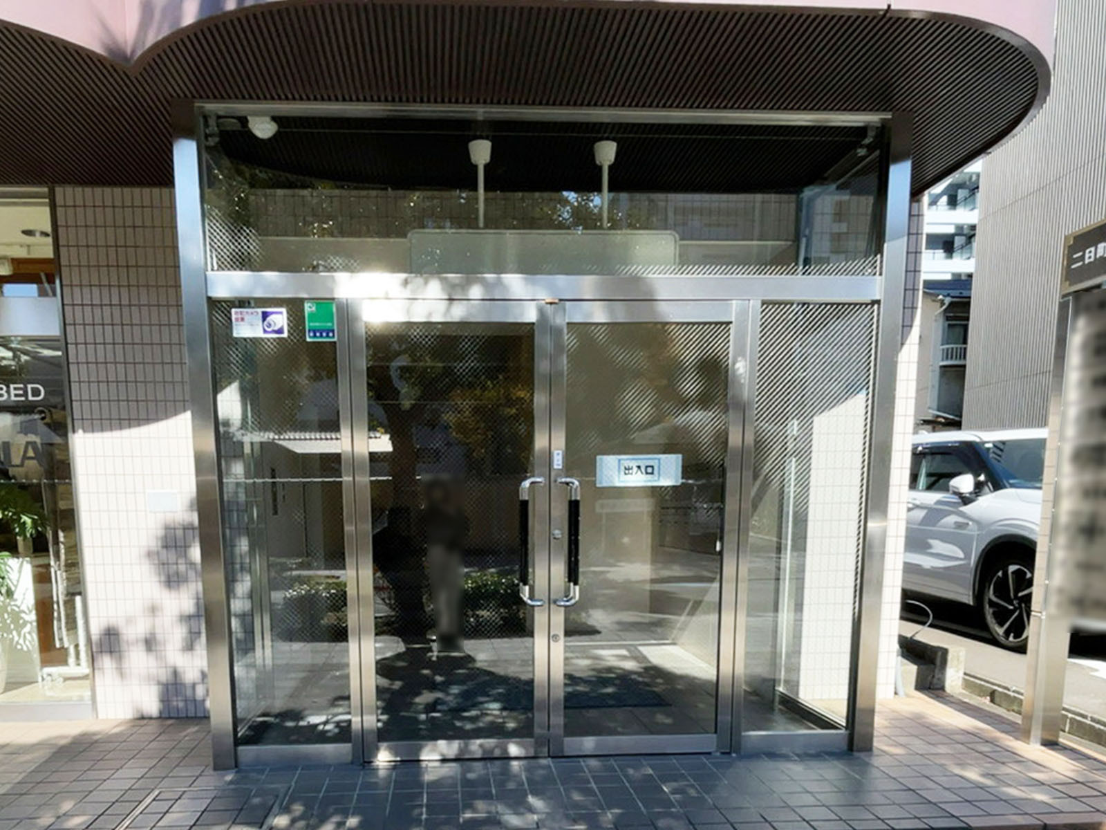 オフィスビル出入口