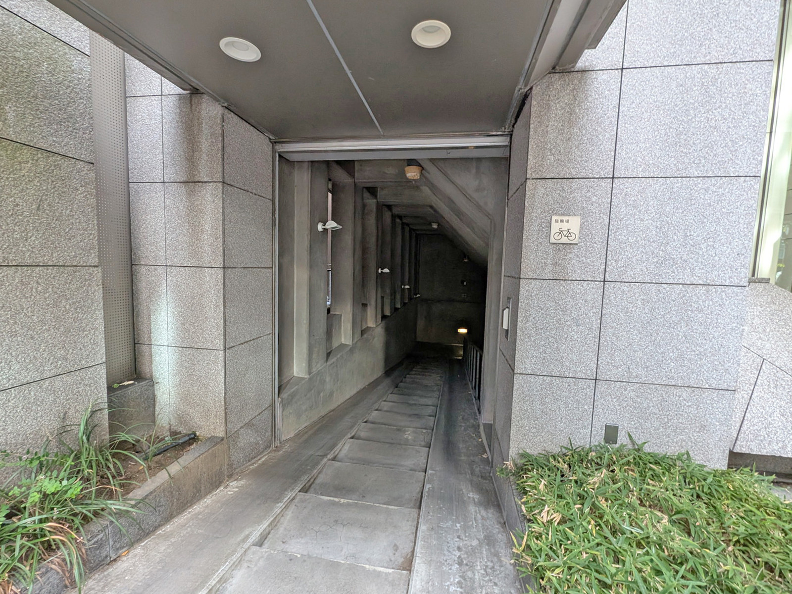 駐輪場出入り口