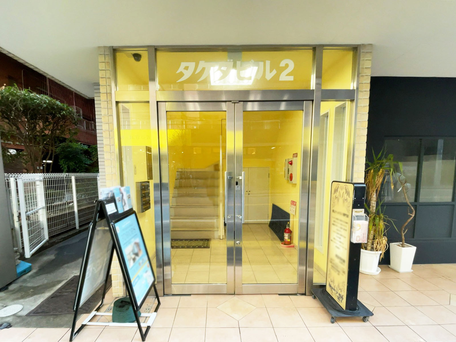 オフィスビル出入口