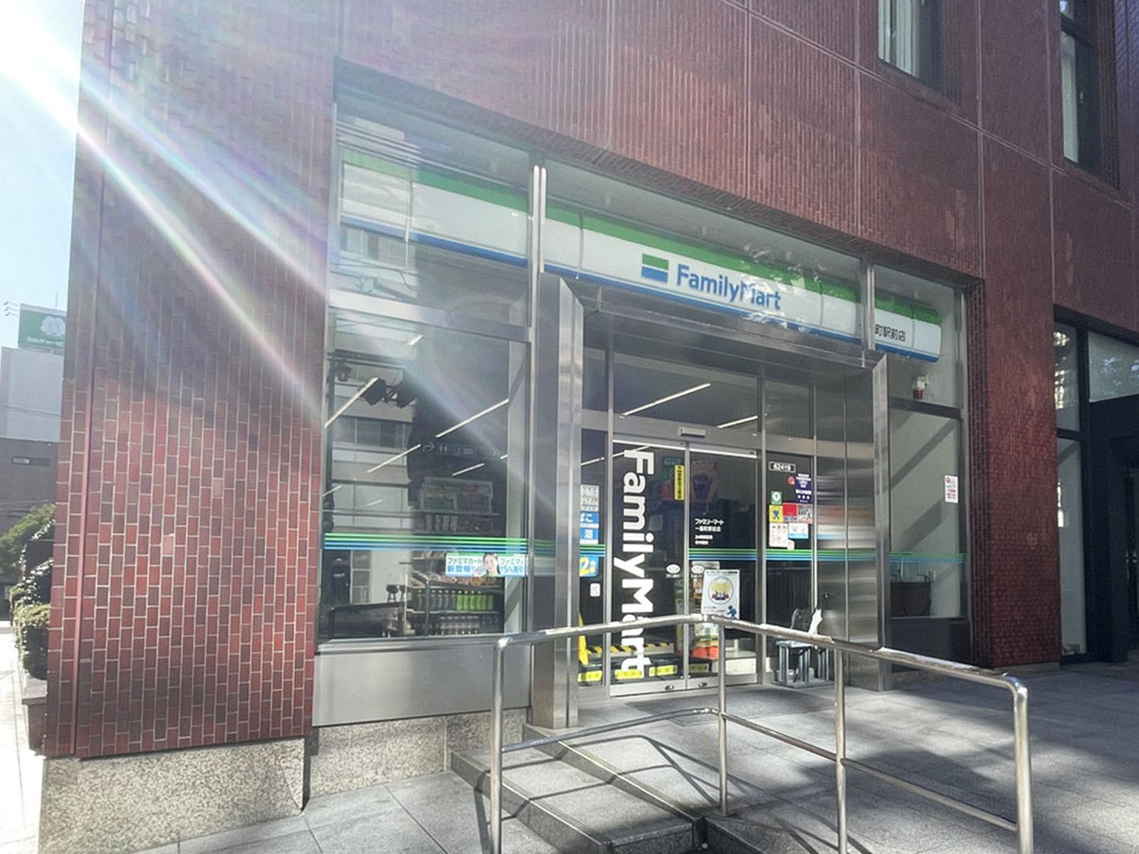 1階のファミリーマート 一番町駅前店