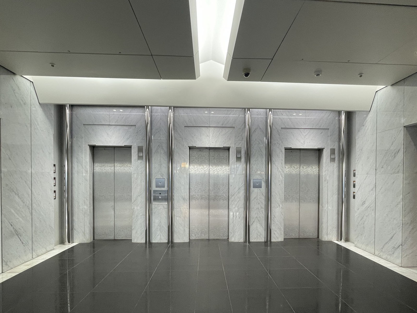 エレベーター(3基)