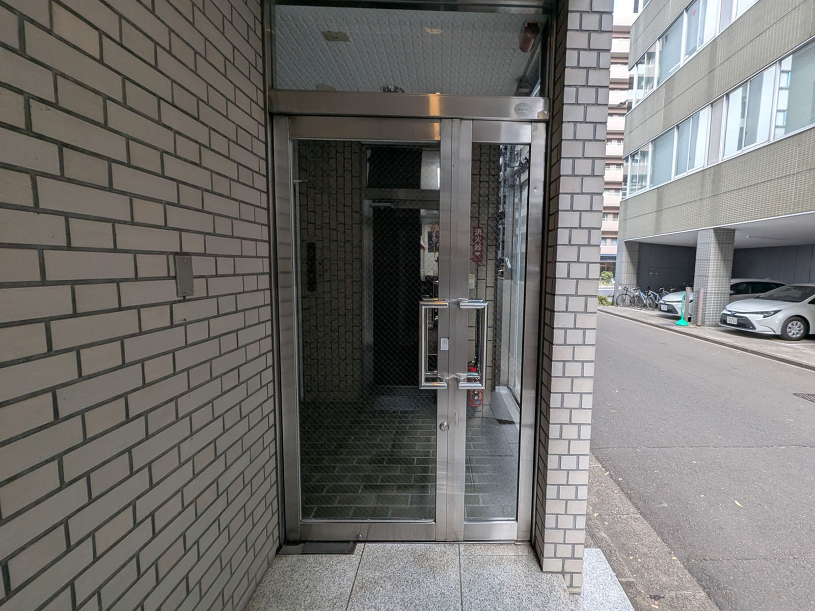 オフィスビル出入口