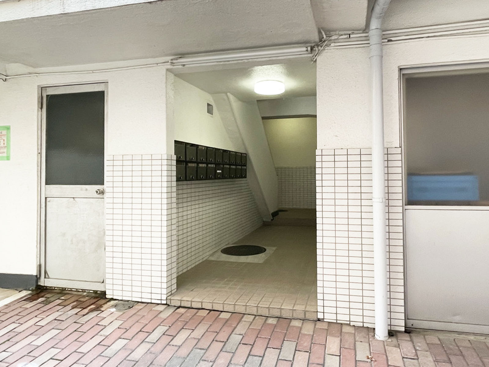 オフィスビル出入口