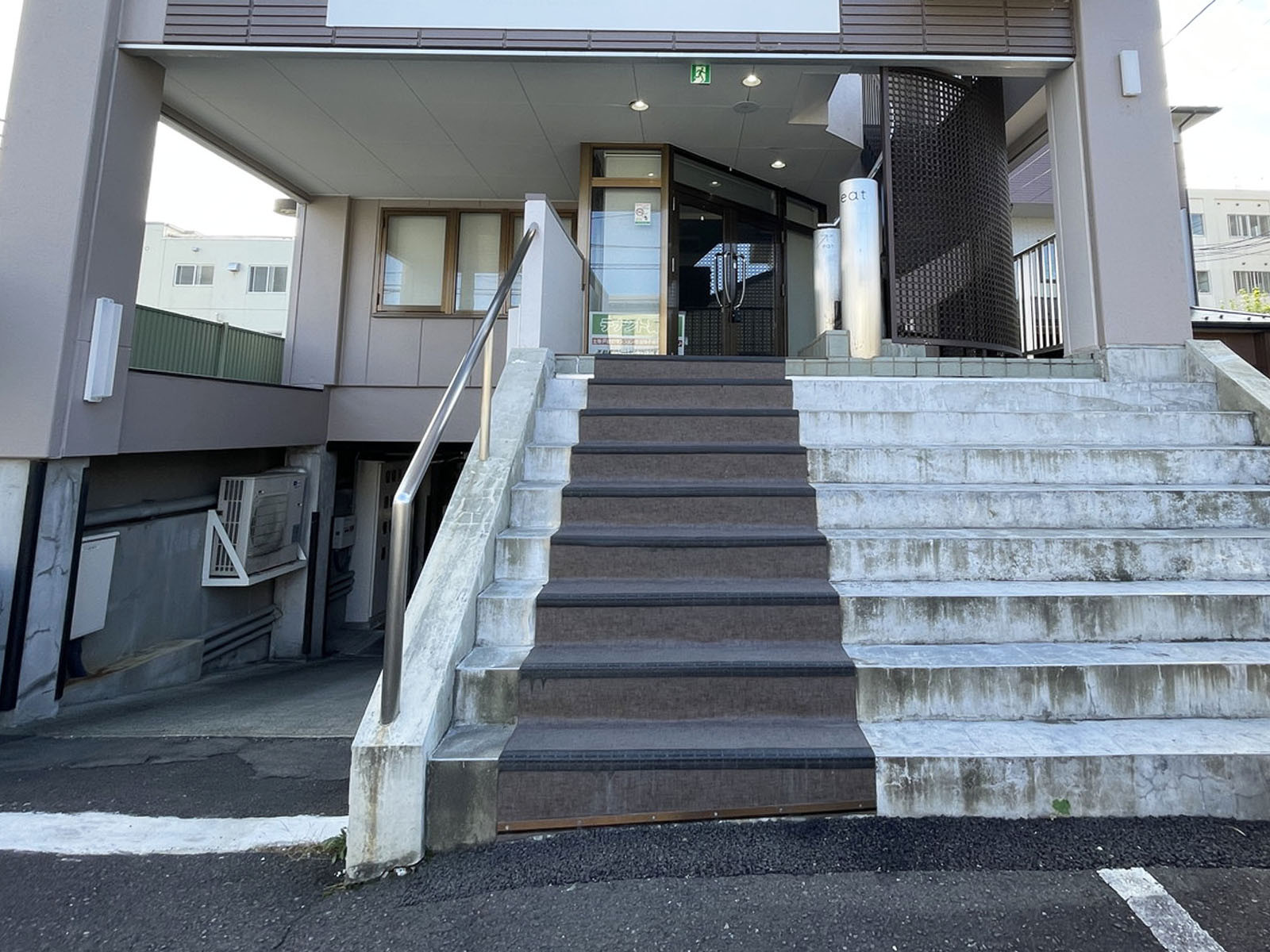 オフィスビル出入口