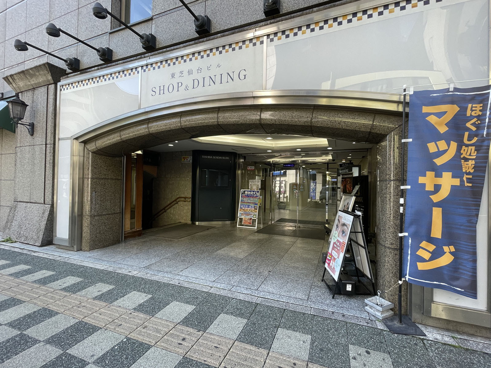 オフィスビル出入口
