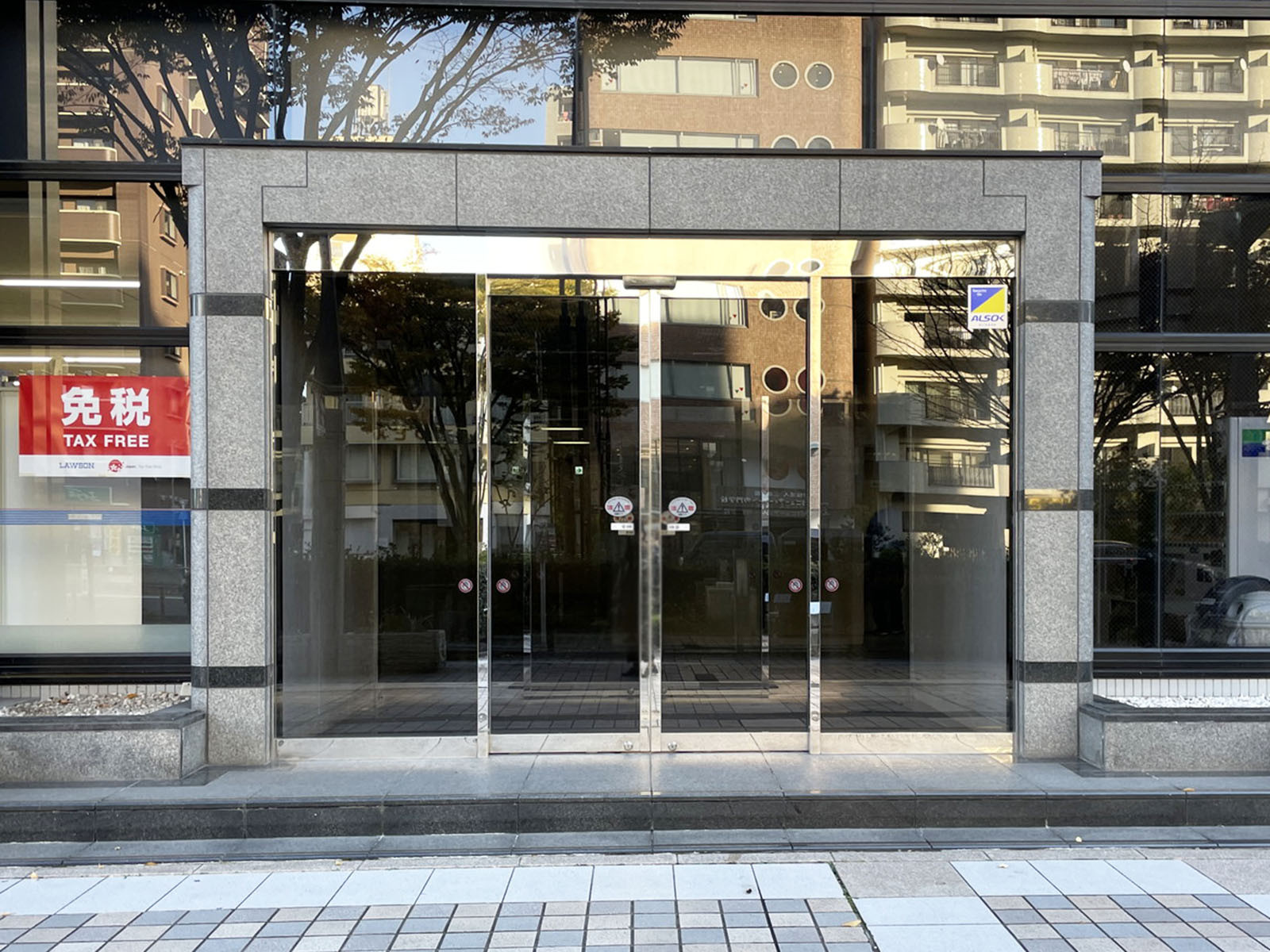 オフィスビル出入口