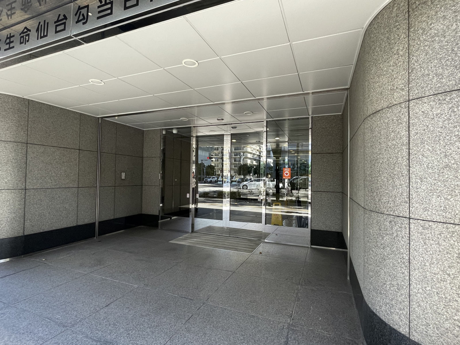オフィスビル出入口