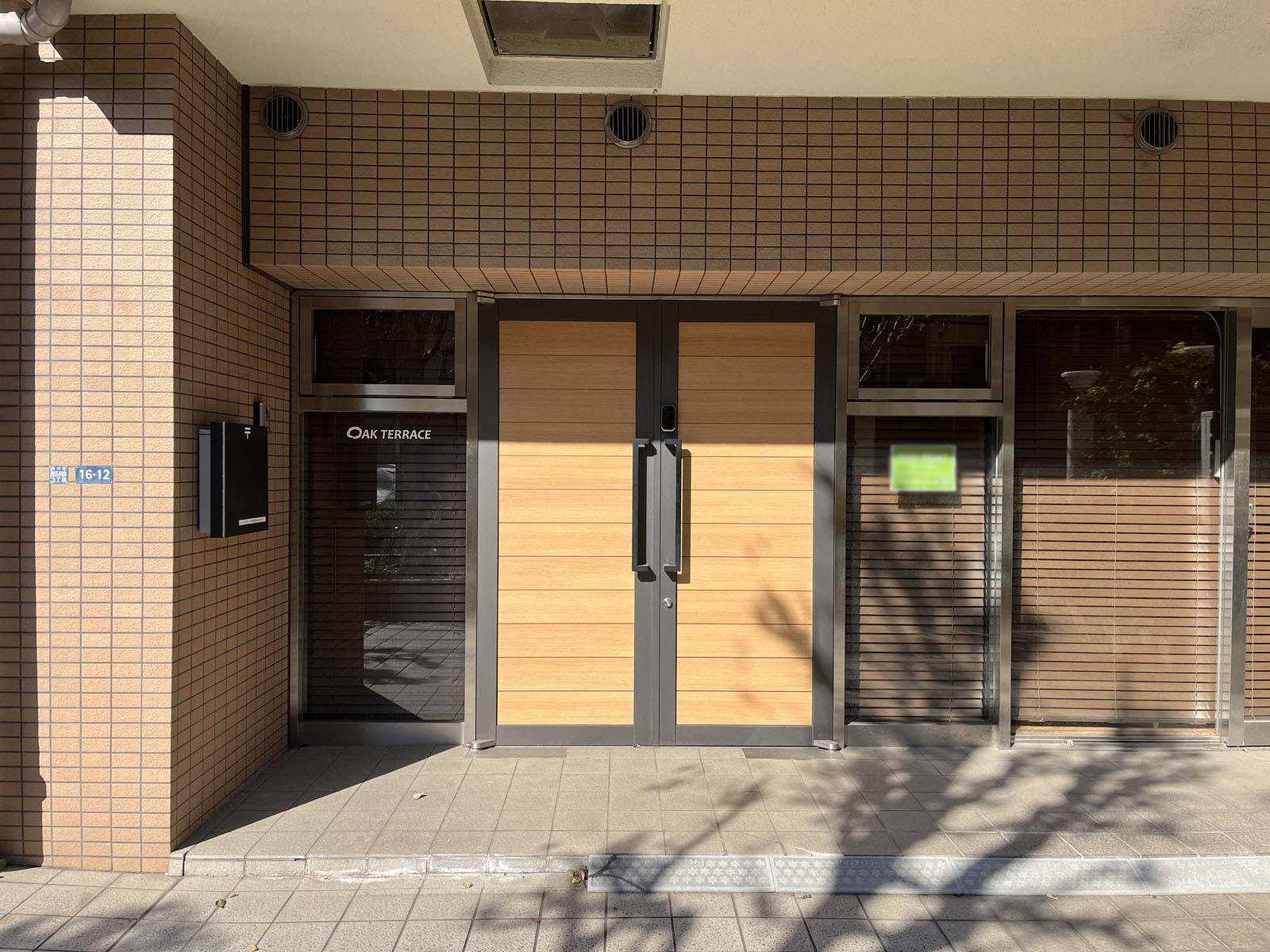 オフィスビル出入口
