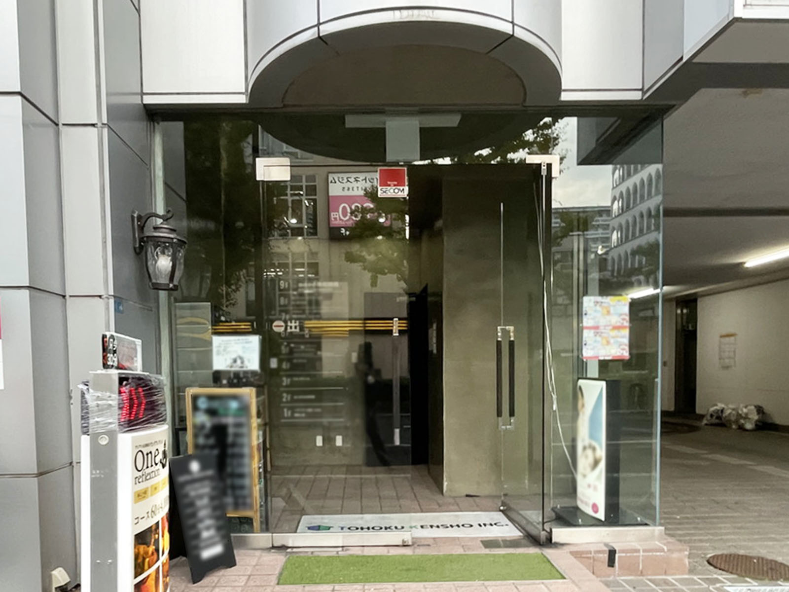 オフィスビル出入口