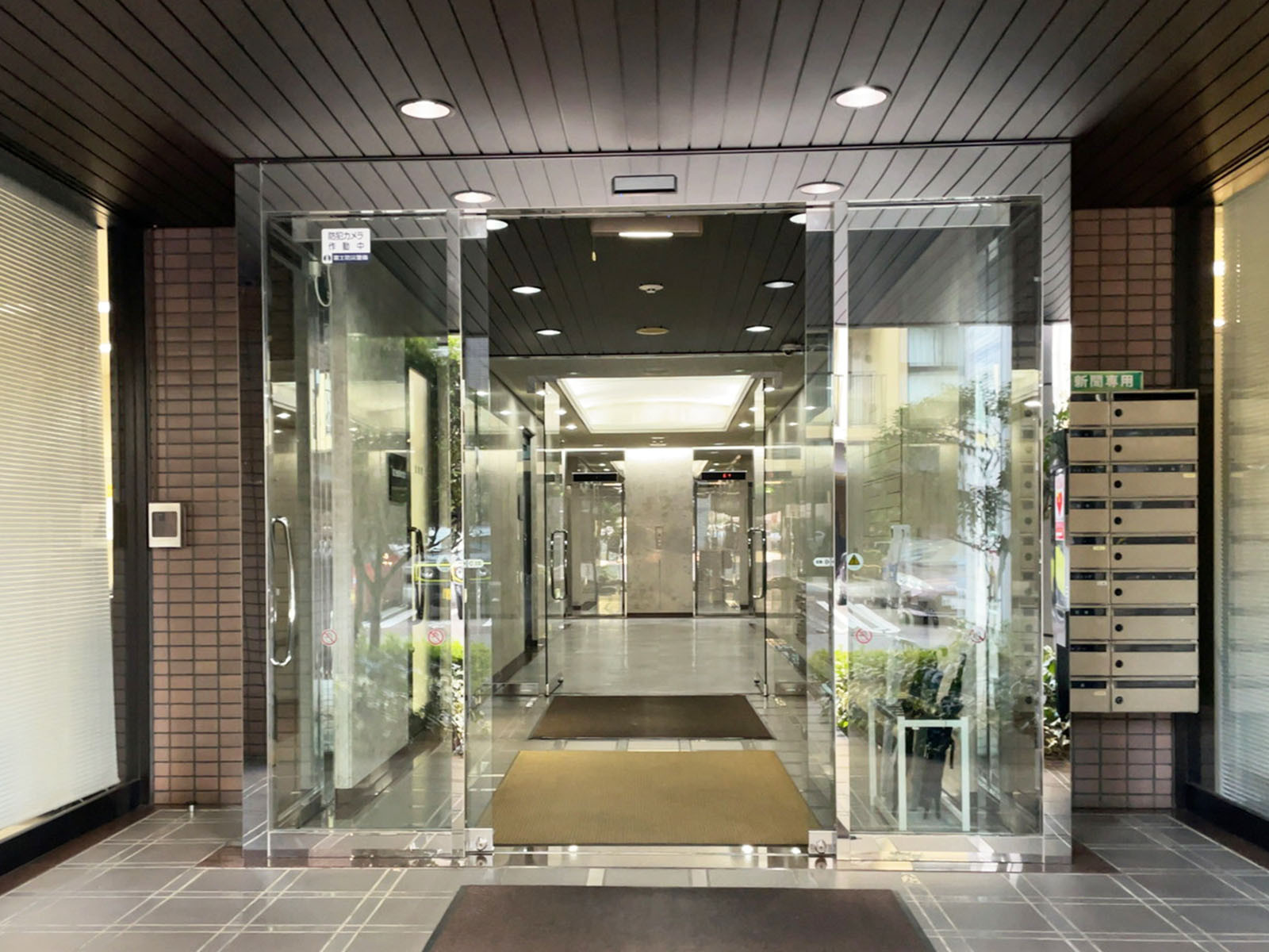 オフィスビル出入口