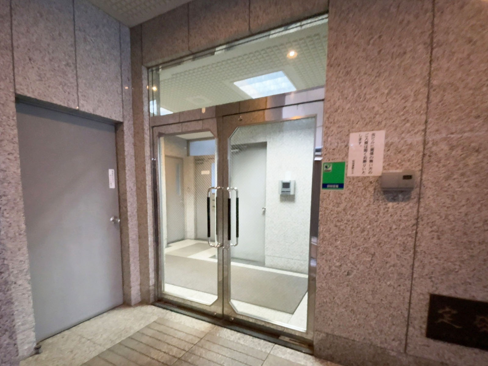 オフィスビル出入口