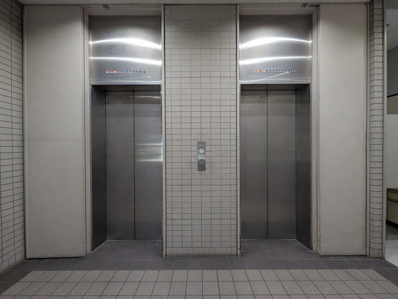 エレベーター(2基)