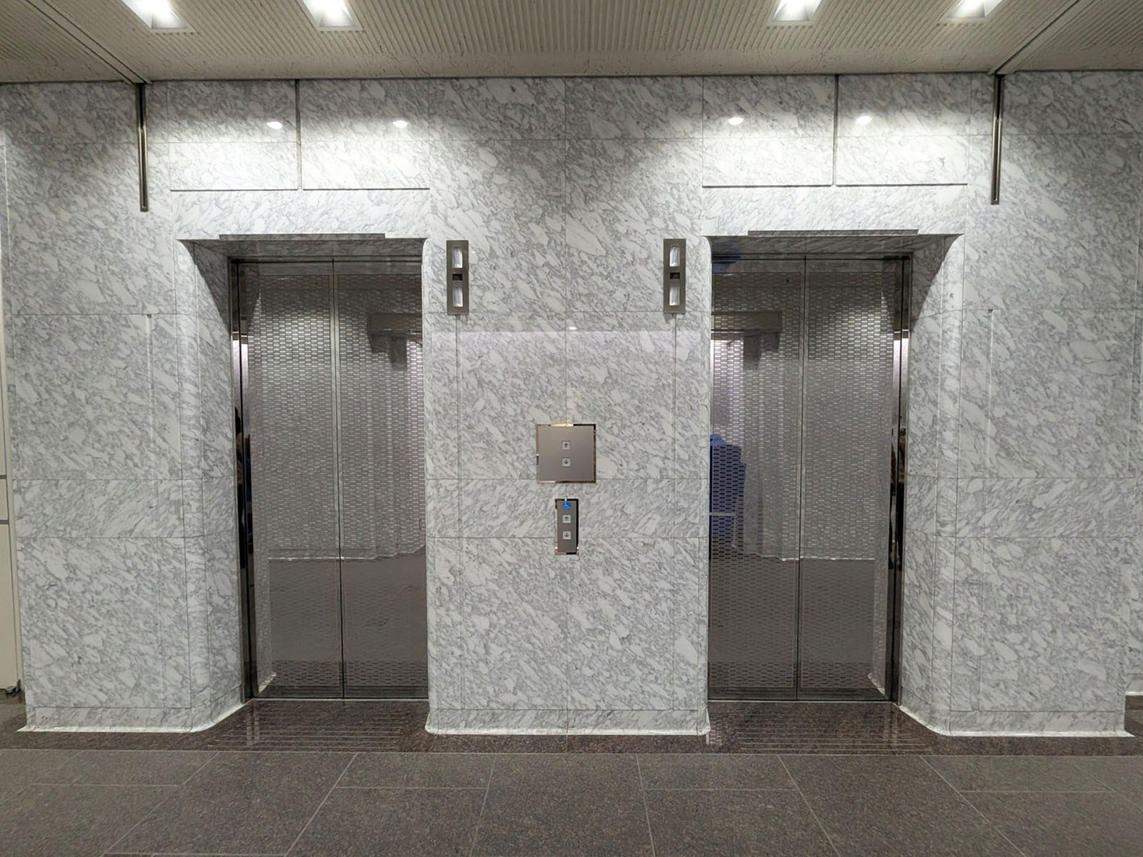 エレベーター(2基)