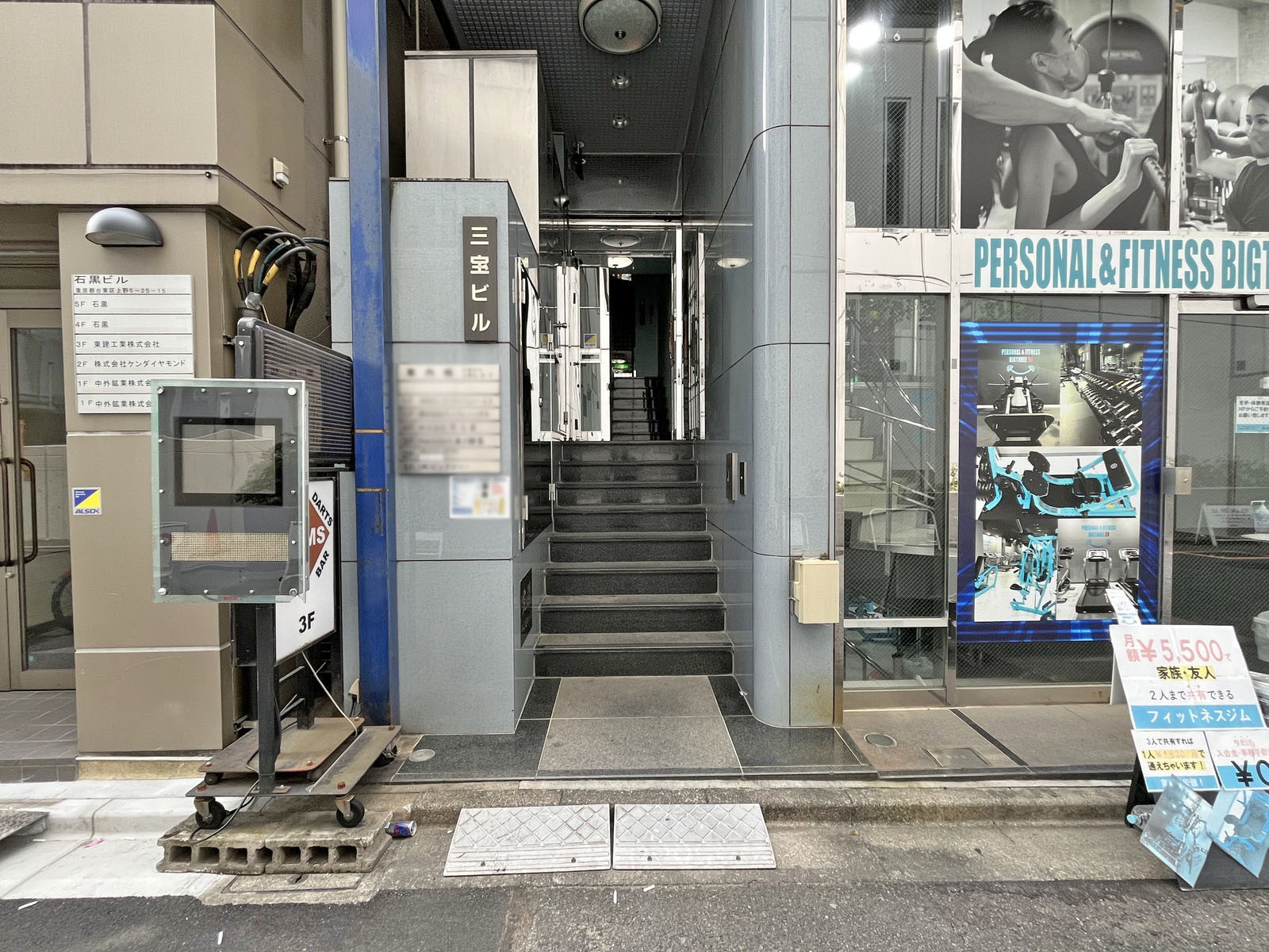 オフィスビル出入口