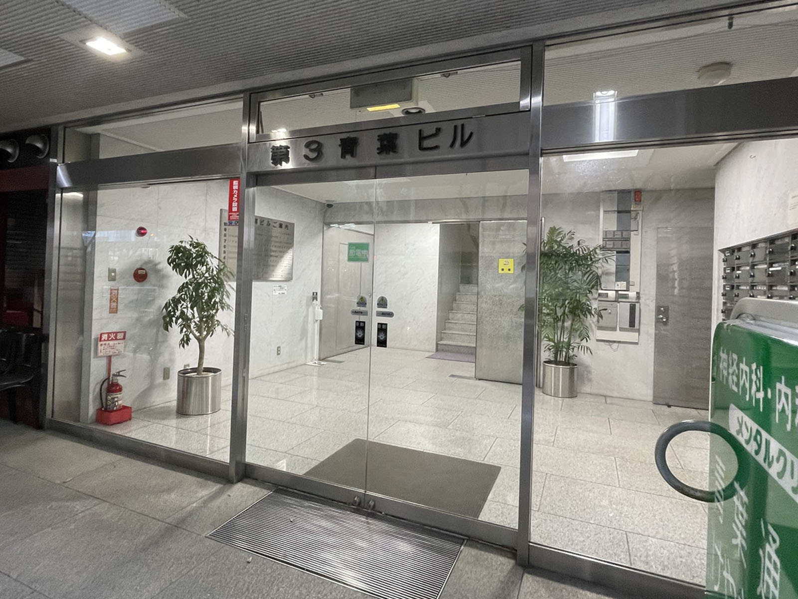 オフィスビル出入口