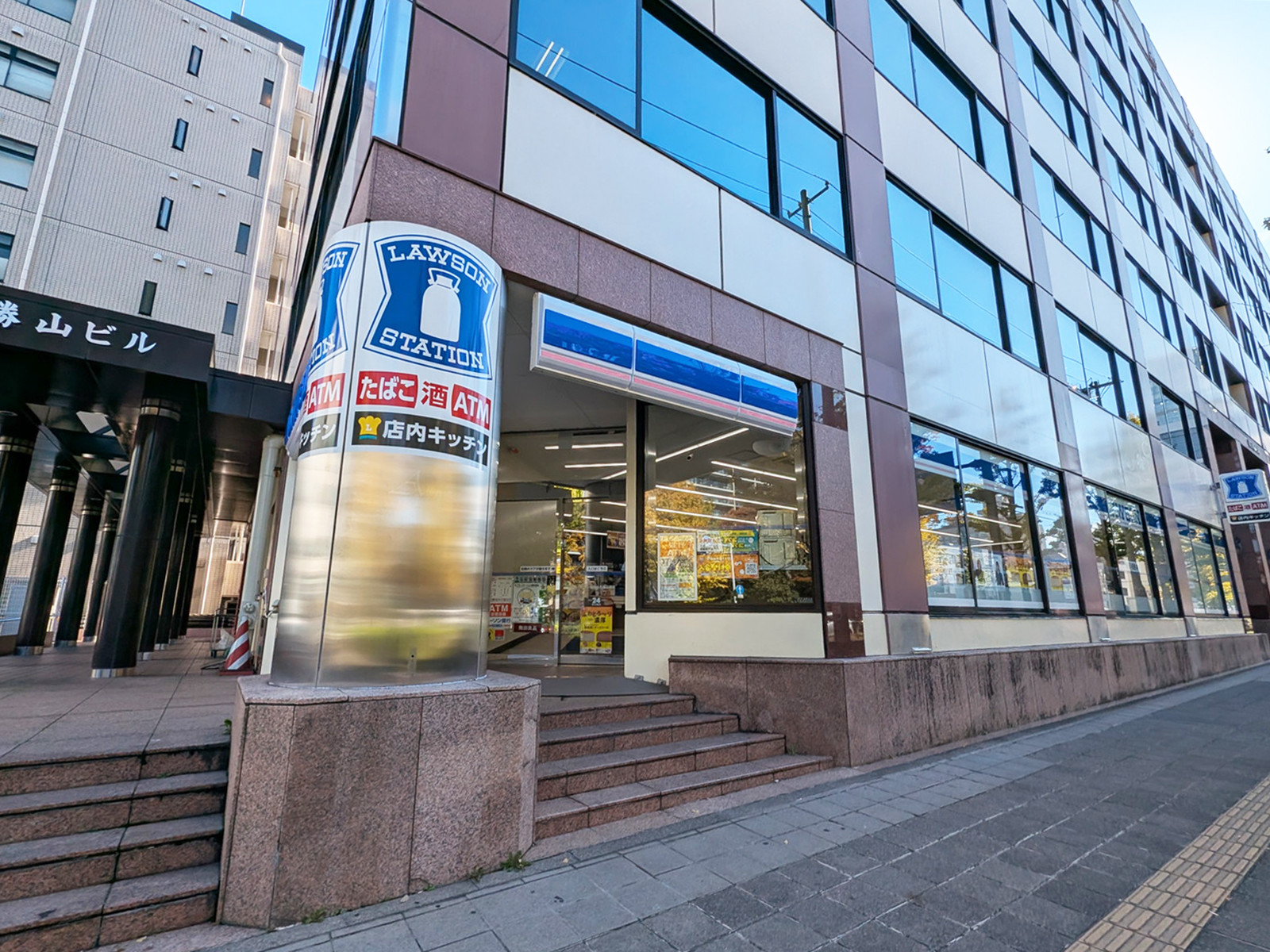 1階のローソン 仙台上杉五丁目店