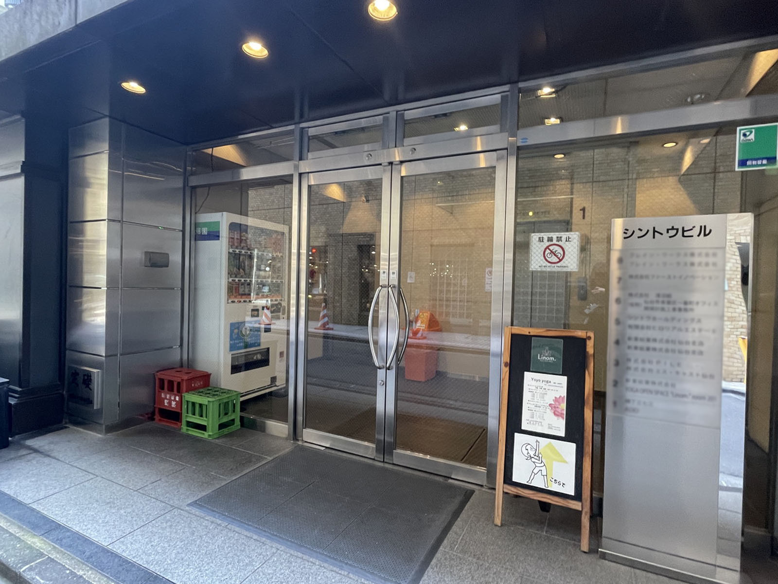 オフィスビル出入口