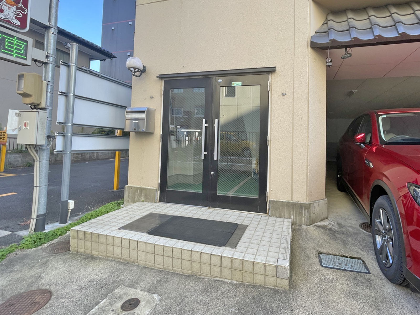 オフィスビル出入口