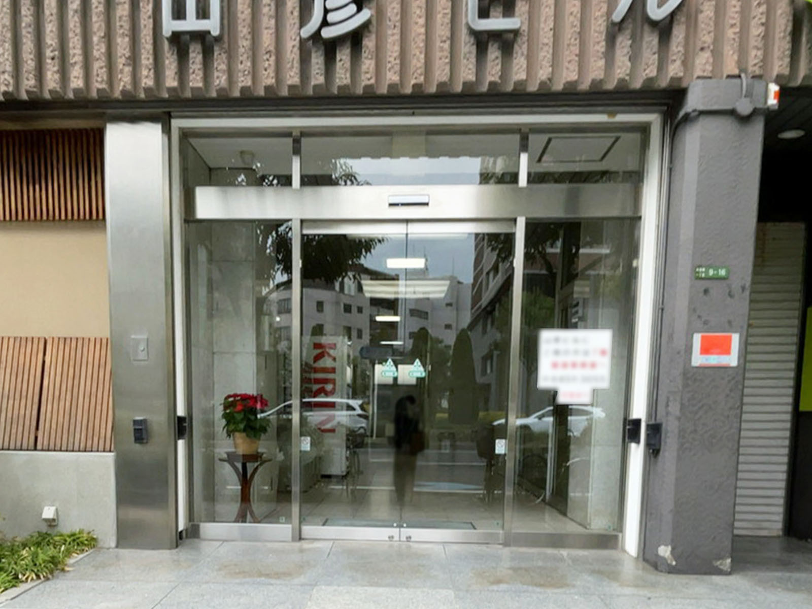 オフィスビル出入口