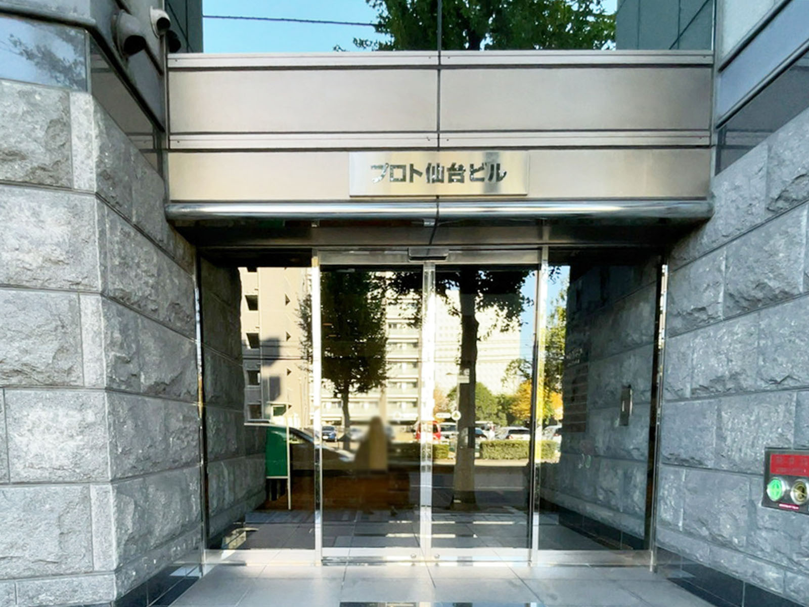 オフィスビル出入口