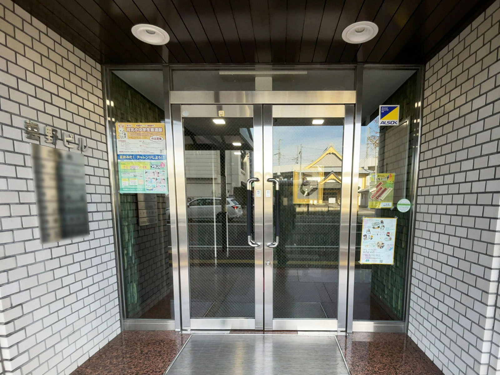 オフィスビル出入口