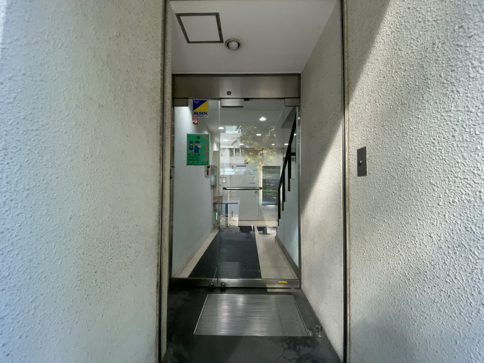 オフィスビル出入口