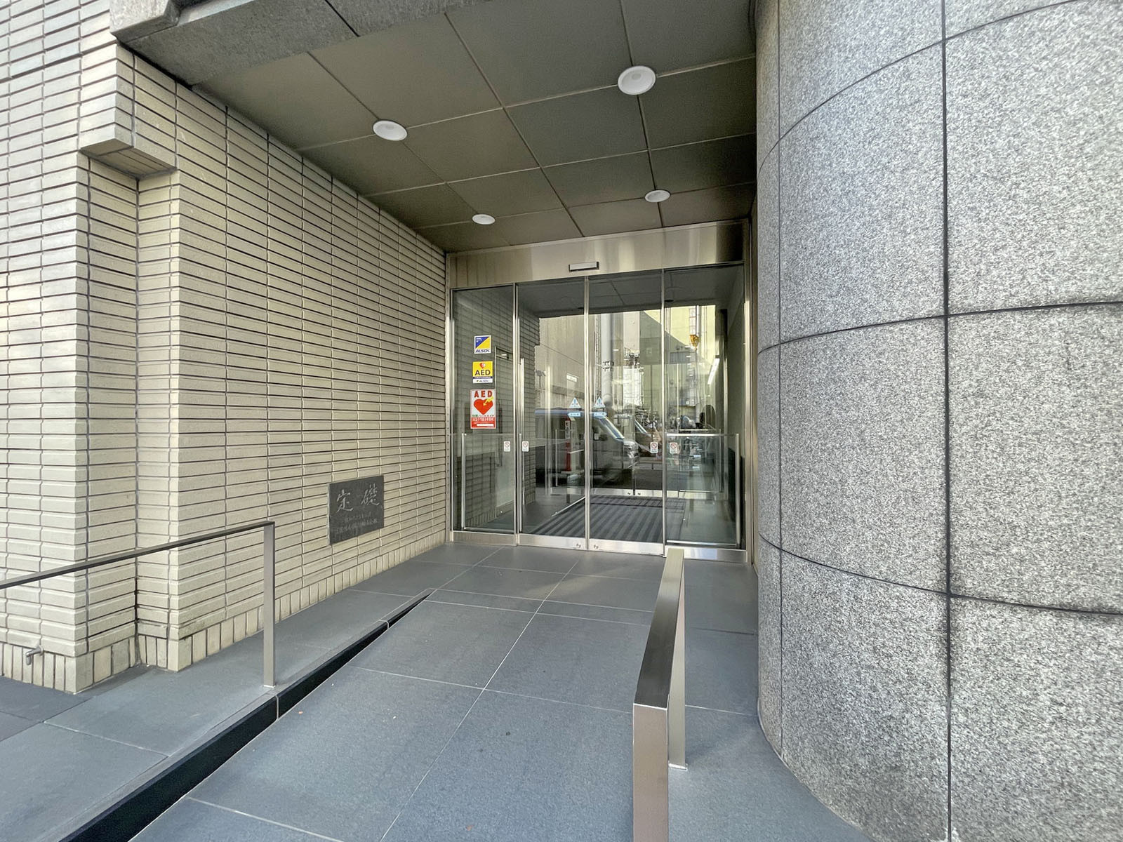 オフィスビル出入口