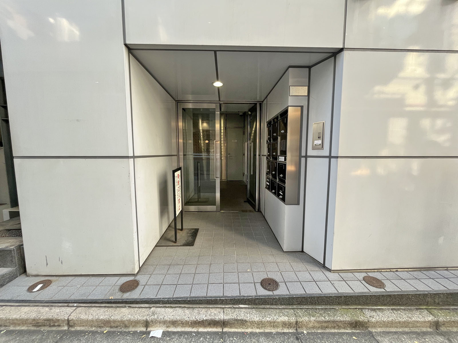 オフィスビル出入口
