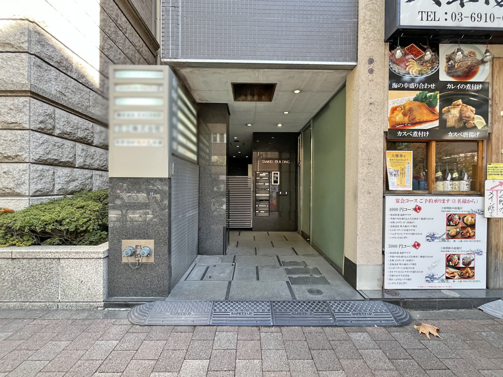 オフィスビル出入口
