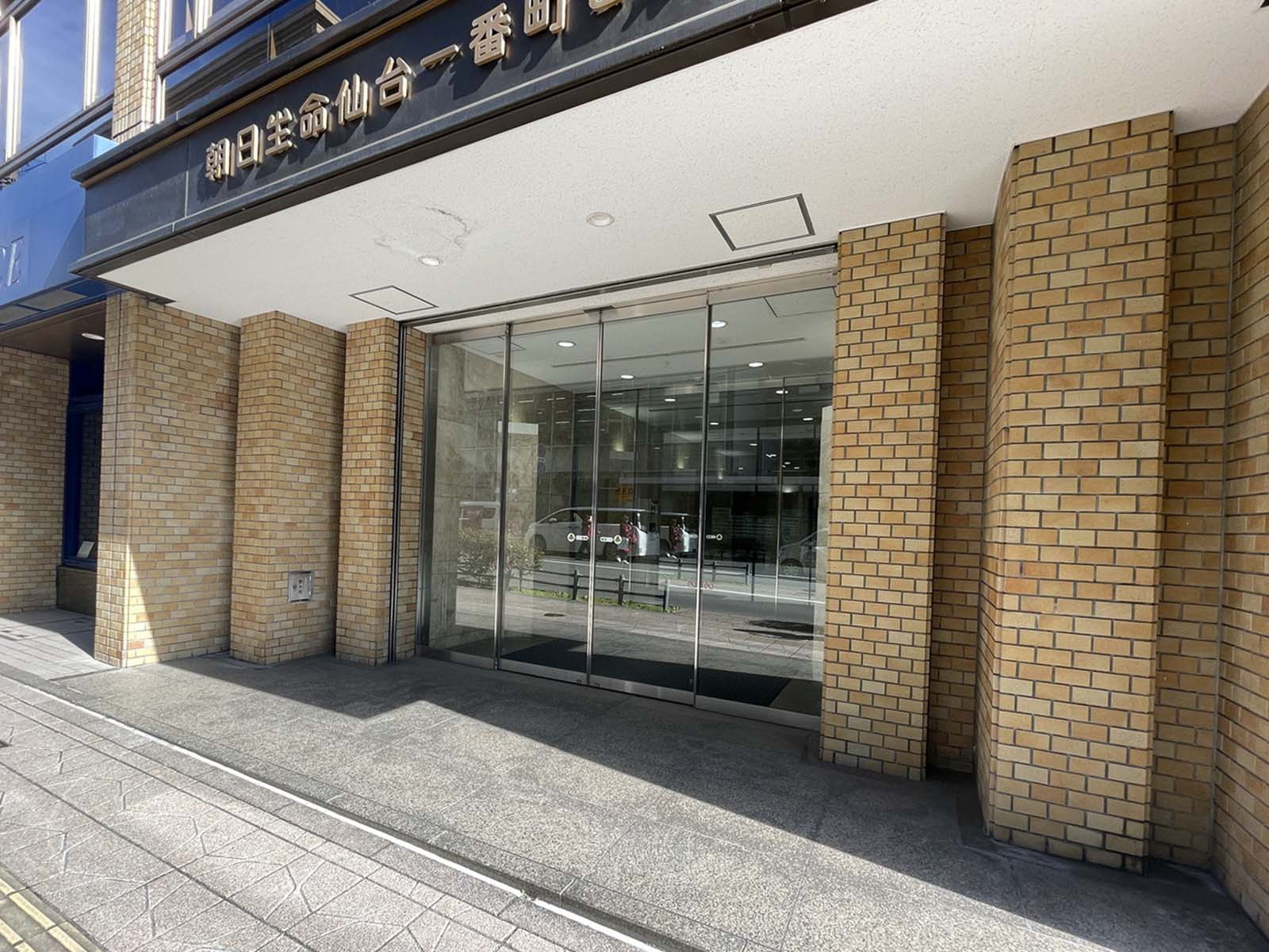 オフィスビル出入口