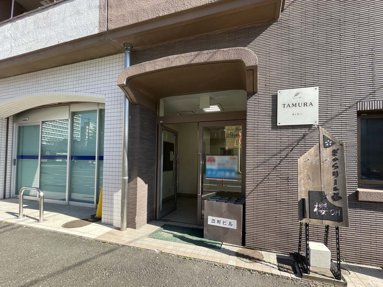オフィスビル出入口