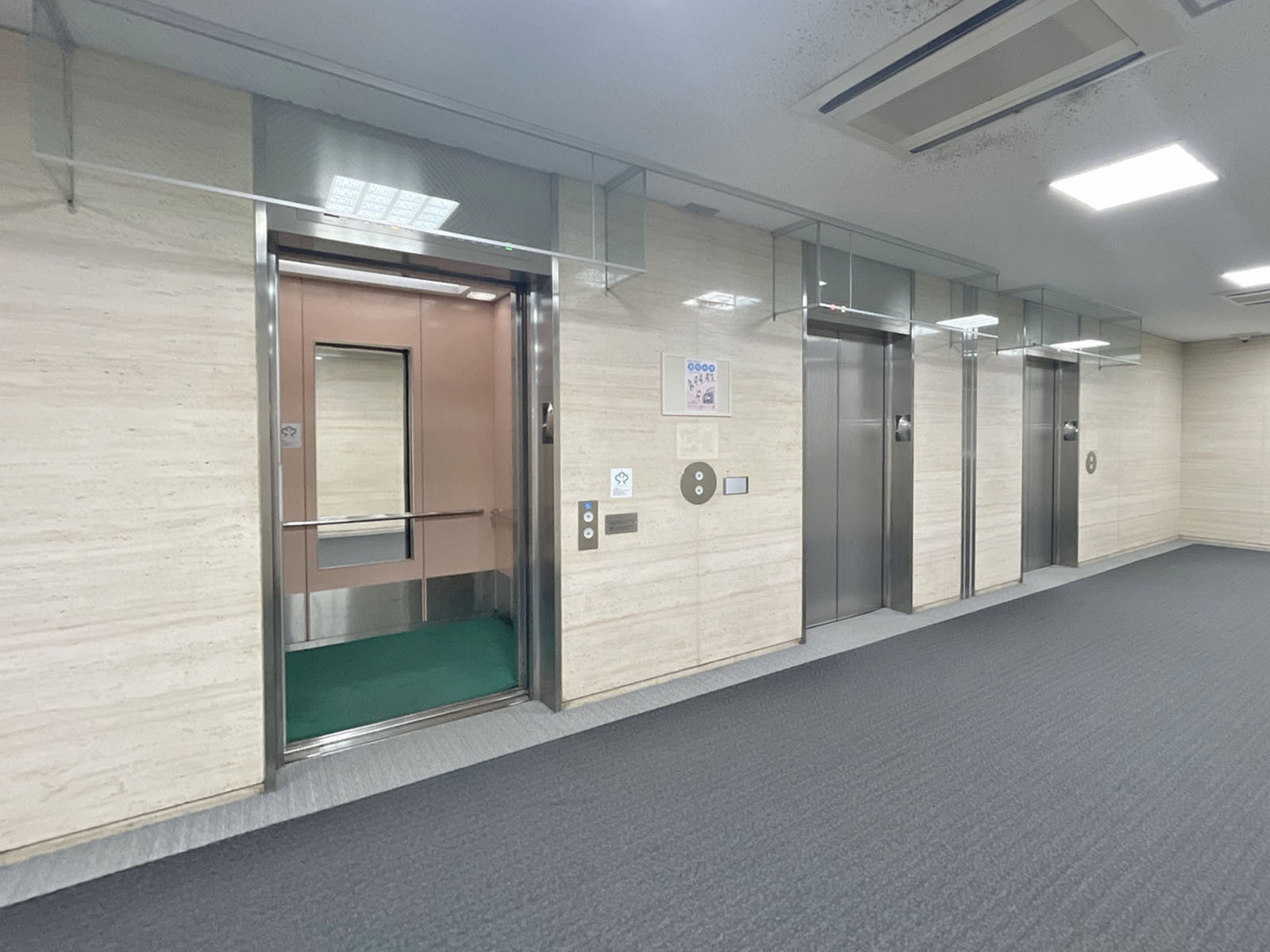 エレベーター(3基)