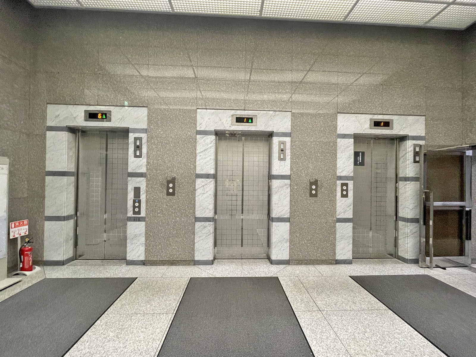 エレベーター(3基)
